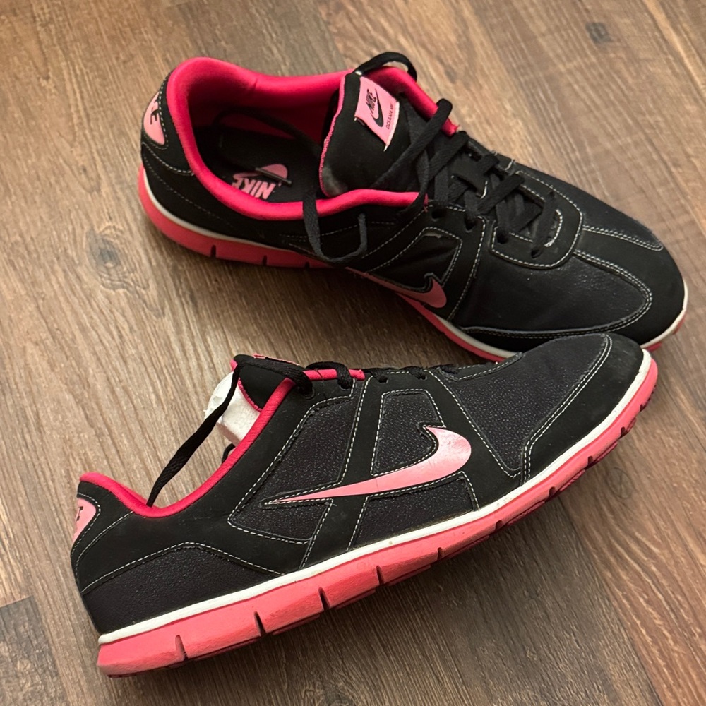 Nike Women's Black and Pink Athletic Sneakers